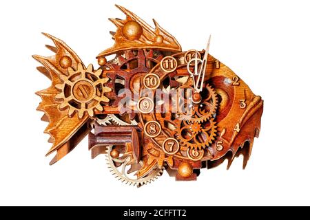 Bellissimo orologio da parete in legno con ingranaggi, numeri e frecce in legno isolati su sfondo bianco. Foto Stock