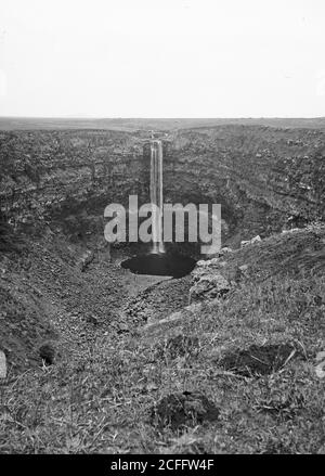 Didascalia originale: Est della Giordania e Mar Morto. Grande cascata a Wady Rukkad - Ubicazione: Giordania ca. 1900 Foto Stock