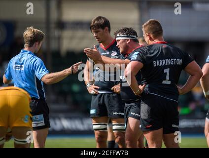 LONDRA, REGNO UNITO. 05 settembre 2020. Brad Barritt di Saracens (C) è stato felice con il Referee: Christophe Ridley (26th Premiership Game) decisioni durante Gallagher Premiership Rugby Match Round 18 tra Saracens vs Wasps ad Allianz Park sabato 05 settembre 2020. LONDRA, INGHILTERRA. Credit: Taka G Wu/Alamy Live News Foto Stock