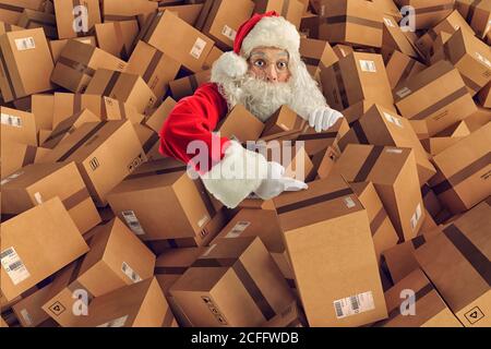 Babbo Natale è pieno di regali e scatole per la consegna Foto Stock