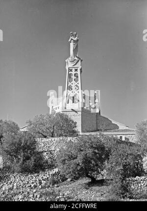 Storia del Medio Oriente - Chiesa dell'apparizione a Deir el Azhar ad Abu Ghosh. Statua della Vergine e Gesù Bambino primo piano] Foto Stock