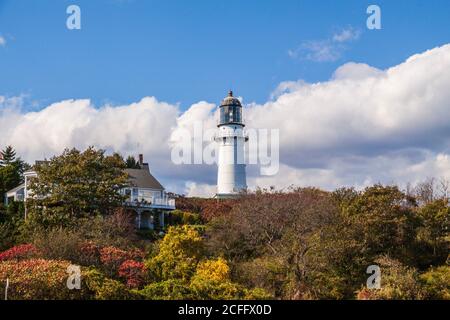 Cape Elizabeth Lighthouse, a Cape Elizabeth, appena a sud di Portland, Maine, è stato fondato nel 1828. Due luci in posizione di parcheggio. Foto Stock