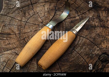 Scultura in legno svedese e cucchiaio o coltello a gancio su fondo legno , per scultura in legno e realizzazione di cucchiai , hobby o passatempo. Foto Stock