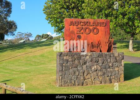 Un cartello che accoglie la gente allo Zoo di Auckland, Auckland, Nuova Zelanda Foto Stock