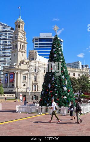 Un gigantesco albero di Natale in Aotea Square, Auckland, Nuova Zelanda. Dicembre 21 2019 Foto Stock