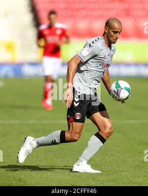 Darren Pratley di Charlton Athletic in azione durante la prima partita della Carabao Cup al County Ground, Swindon. Foto Stock