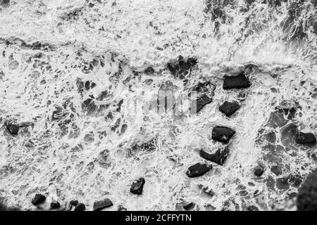 Dall'alto di ondate potenti di oceano scuro con Schiuma bianca in Irlanda Foto Stock