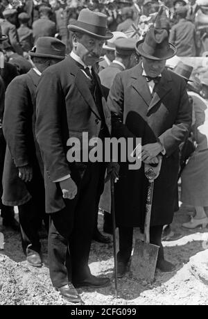 Storia del Medio Oriente - Sir Herbert Samuel e Winston Churchill Alla cerimonia di piantagione di alberi sul luogo di Monte Ebraico dell'Università Scopus Gerusalemme Foto Stock