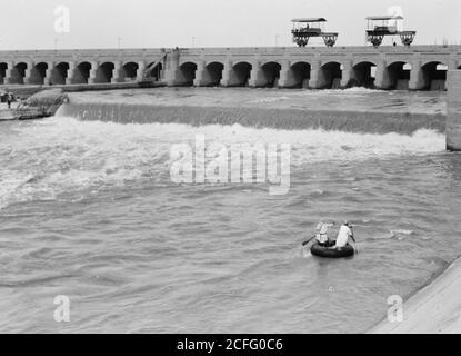 Titolo originale: Iraq. Hindiah Barrage. Circa 48 miglia S.E. di Baghdad. Vista frontale che mostra i ladri di pesce nel loro ghuffa - Ubicazione: Iraq--al-Hindiah ca. 1932 Foto Stock