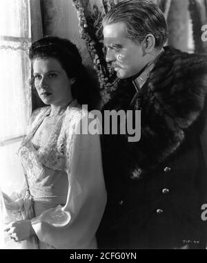 RUTH WARRICK E ORSON WELLES IN VIAGGIO NELLA PAURA 1943 regista NORMAN FOSTER e ORSON WELLES romanzo Eric Ambler sceneggiatura Orson Welles e Joseph Cotten produttore Orson Welles RKO radio Immagini Foto Stock