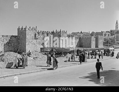 Damasco porta e pali arancioni vista generale lontano. Preso il 6 maggio '44 ca. Foto Stock