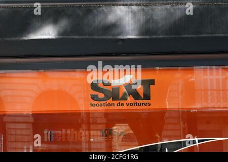 Bordeaux , Aquitaine / Francia - 09 01 2020 : logo Sixt e segno di testo per l'agenzia di noleggio auto vetrine negozio Foto Stock