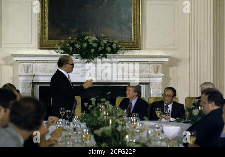 Il primo ministro israeliano Menahem inizia a tostare Jimmy carter durante una cena di lavoro tra funzionari statunitensi e israeliani. CA. 19 luglio 1977 Foto Stock