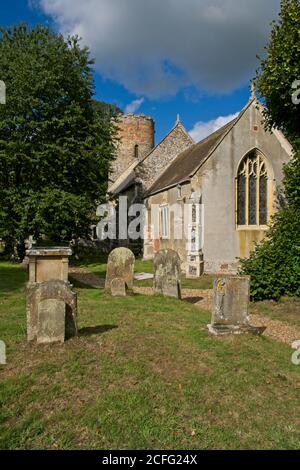 Cimitero di San Pietro e Chiesa romana di San Paolo. Antiche lapidi e croci in primo piano. Vista finale della chiesa con finestra che porta alla torre romana. Foto Stock