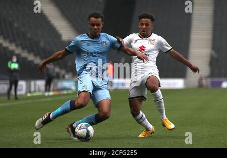 Josh Pask di Coventry City (a sinistra) combatte con Matthew Sorinola di Milton Keynes Dons durante la prima partita della Carabao Cup allo Stadio MK, Milton Keynes. Foto Stock