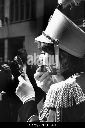 4 giugno 1968 - New York, NY, Stati Uniti - attrice SHIRLEY MACLAINE corregge il suo trucco tra le scene filmate del suo nuovo film 'Weet Charity' filmando a NY City. (Credit Image: © Keystone Press Agency/Keystone USA via ZUMAPRESS.com) Foto Stock