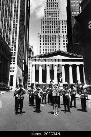 1968 - New York, NY, Stati Uniti - attrice SHIRLEY MACLAINE balla in Down Wall Street a New York mentre conduce una band di marcia nel suo nuovo film, 'Weet Charity'. (Credit Image: © Keystone Press Agency/Keystone USA via ZUMAPRESS.com) Foto Stock