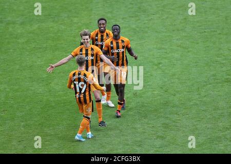 SUNDERLAND, INGHILTERRA. 5 SETTEMBRE i giocatori di Hull City festeggiano dopo che Keane Lewis-Potter ha segnato il gol vincente nel tiro di rigore durante la partita di Carabao Cup tra Sunderland e Hull City allo Stadio di luce, Sunderland. (Credit: Mark Fletcher | MI News) Credit: MI News & Sport /Alamy Live News Foto Stock