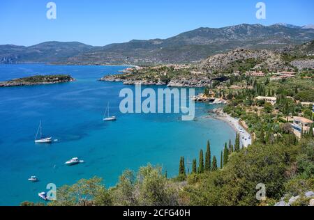 Yacht ormeggiati in Kalamitsi Bay con il villaggio di Kardamiyli in background, Messiniaco Mani, sud del Peloponneso, della Grecia. Foto Stock