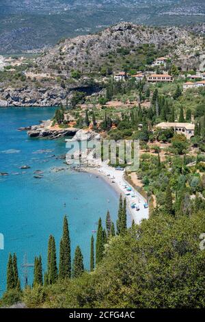 Guardando giù sulla baia di Kalamitsi e sulla spiaggia con la casa dell'autore Patrick Leigh Fermor nel centro di Kardamiyli, Messinian mani, Pound meridionale Foto Stock