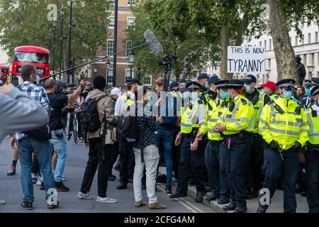 Londra 5 settembre 2020 UN rally 'Anti-Vaxx' relativamente pacifico fuori Downing Street improvvisamente si è trasformato in violento quando la polizia ha cominciato a fare arresti mentre il rally si è rotto. La polizia dell'ordine pubblico della città di Londra ha formato un cordone che obbliga tutti a raggiungere Westminster verso le Camere del Parlamento. Credit: Ian Davidson/Alamy Live News Foto Stock