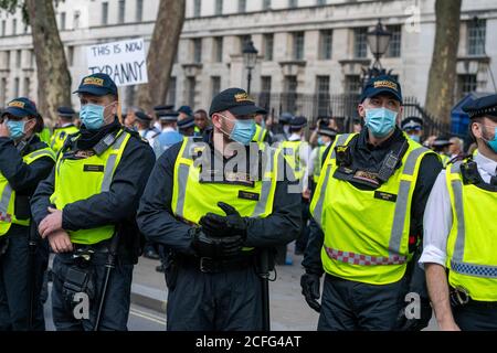 Londra 5 settembre 2020 UN rally 'Anti-Vaxx' relativamente pacifico fuori Downing Street improvvisamente si è trasformato in violento quando la polizia ha cominciato a fare arresti mentre il rally si è rotto. La polizia dell'ordine pubblico della città di Londra ha formato un cordone che obbliga tutti a raggiungere Westminster verso le Camere del Parlamento. Credit: Ian Davidson/Alamy Live News Foto Stock
