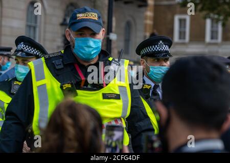 Londra 5 settembre 2020 UN rally 'Anti-Vaxx' relativamente pacifico fuori Downing Street improvvisamente si è trasformato in violento quando la polizia ha cominciato a fare arresti mentre il rally si è rotto. La polizia dell'ordine pubblico della città di Londra ha formato un cordone che obbliga tutti a raggiungere Westminster verso le Camere del Parlamento. Credit: Ian Davidson/Alamy Live News Foto Stock