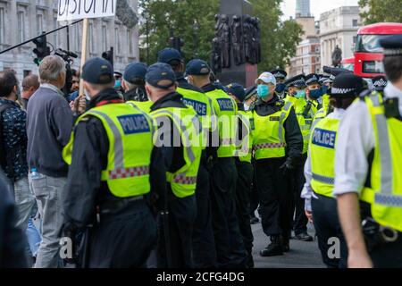 Londra 5 settembre 2020 UN rally 'Anti-Vaxx' relativamente pacifico fuori Downing Street improvvisamente si è trasformato in violento quando la polizia ha cominciato a fare arresti mentre il rally si è rotto. La polizia dell'ordine pubblico della città di Londra ha formato un cordone che obbliga tutti a raggiungere Westminster verso le Camere del Parlamento. Credit: Ian Davidson/Alamy Live News Foto Stock