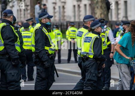 Londra 5 settembre 2020 UN rally 'Anti-Vaxx' relativamente pacifico fuori Downing Street improvvisamente si è trasformato in violento quando la polizia ha cominciato a fare arresti mentre il rally si è rotto. La polizia dell'ordine pubblico della città di Londra ha formato un cordone che obbliga tutti a raggiungere Westminster verso le Camere del Parlamento. Credit: Ian Davidson/Alamy Live News Foto Stock