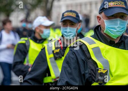 Londra 5 settembre 2020 UN rally 'Anti-Vaxx' relativamente pacifico fuori Downing Street improvvisamente si è trasformato in violento quando la polizia ha cominciato a fare arresti mentre il rally si è rotto. La polizia dell'ordine pubblico della città di Londra ha formato un cordone che obbliga tutti a raggiungere Westminster verso le Camere del Parlamento. Credit: Ian Davidson/Alamy Live News Foto Stock