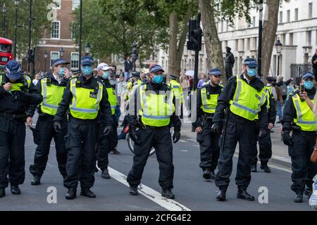 Londra 5 settembre 2020 UN rally 'Anti-Vaxx' relativamente pacifico fuori Downing Street improvvisamente si è trasformato in violento quando la polizia ha cominciato a fare arresti mentre il rally si è rotto. La polizia dell'ordine pubblico della città di Londra ha formato un cordone che obbliga tutti a raggiungere Westminster verso le Camere del Parlamento. Credit: Ian Davidson/Alamy Live News Foto Stock