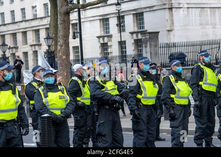 Londra 5 settembre 2020 UN rally 'Anti-Vaxx' relativamente pacifico fuori Downing Street improvvisamente si è trasformato in violento quando la polizia ha cominciato a fare arresti mentre il rally si è rotto. La polizia dell'ordine pubblico della città di Londra ha formato un cordone che obbliga tutti a raggiungere Westminster verso le Camere del Parlamento. Credit: Ian Davidson/Alamy Live News Foto Stock