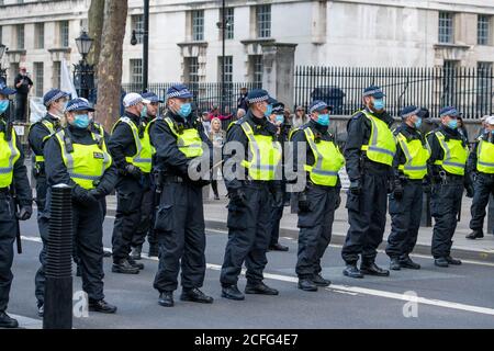 Londra 5 settembre 2020 UN rally 'Anti-Vaxx' relativamente pacifico fuori Downing Street improvvisamente si è trasformato in violento quando la polizia ha cominciato a fare arresti mentre il rally si è rotto. La polizia dell'ordine pubblico della città di Londra ha formato un cordone che obbliga tutti a raggiungere Westminster verso le Camere del Parlamento. Credit: Ian Davidson/Alamy Live News Foto Stock