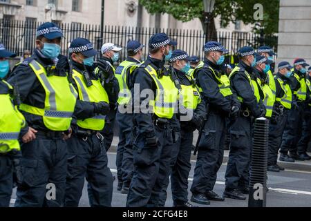 Londra 5 settembre 2020 UN rally 'Anti-Vaxx' relativamente pacifico fuori Downing Street improvvisamente si è trasformato in violento quando la polizia ha cominciato a fare arresti mentre il rally si è rotto. La polizia dell'ordine pubblico della città di Londra ha formato un cordone che obbliga tutti a raggiungere Westminster verso le Camere del Parlamento. Credit: Ian Davidson/Alamy Live News Foto Stock