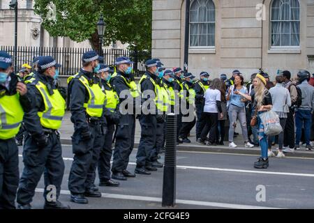 Londra 5 settembre 2020 UN rally 'Anti-Vaxx' relativamente pacifico fuori Downing Street improvvisamente si è trasformato in violento quando la polizia ha cominciato a fare arresti mentre il rally si è rotto. La polizia dell'ordine pubblico della città di Londra ha formato un cordone che obbliga tutti a raggiungere Westminster verso le Camere del Parlamento. Credit: Ian Davidson/Alamy Live News Foto Stock