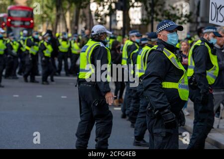 Londra 5 settembre 2020 UN rally 'Anti-Vaxx' relativamente pacifico fuori Downing Street improvvisamente si è trasformato in violento quando la polizia ha cominciato a fare arresti mentre il rally si è rotto. La polizia dell'ordine pubblico della città di Londra ha formato un cordone che obbliga tutti a raggiungere Westminster verso le Camere del Parlamento. Credit: Ian Davidson/Alamy Live News Foto Stock