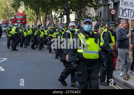 Londra 5 settembre 2020 UN rally 'Anti-Vaxx' relativamente pacifico fuori Downing Street improvvisamente si è trasformato in violento quando la polizia ha cominciato a fare arresti mentre il rally si è rotto. La polizia dell'ordine pubblico della città di Londra ha formato un cordone che obbliga tutti a raggiungere Westminster verso le Camere del Parlamento. Credit: Ian Davidson/Alamy Live News Foto Stock