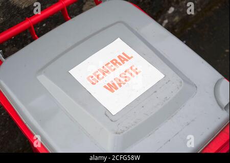 Contenitore per ruote di riciclo General Waste Red con coperchio grigio Foto Stock