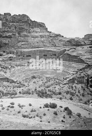 Didascalia originale: Petra (Wadi Musa). Teatro e area di el-Khubta. Il teatro. Dalle pendici inferiori di el-Khubta - posizione: Petra Jordan ca. 1920 Foto Stock