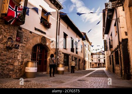 Strade di Covarrubias, un famoso villaggio di Burgos (Spagna) Foto Stock