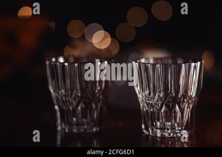 I bicchieri da bere di cristallo sulla luce notturna Foto Stock