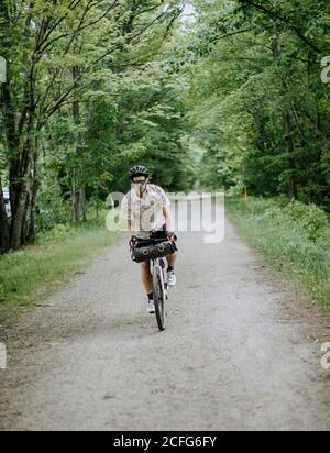 Il ciclista maschile corre in bicicletta lungo East Coast Greenway, Saco, Maine Foto Stock
