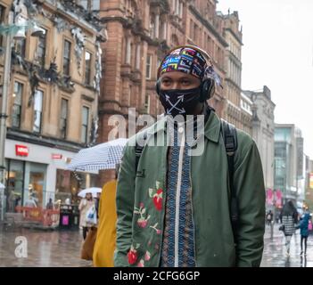 Glasgow, Scozia, Regno Unito. 5 Settembre 2020. Regno Unito Meteo. Un uomo che indossa una copertura facciale in via Buchanan. Credito: SKULLY/Alamy Live News Foto Stock