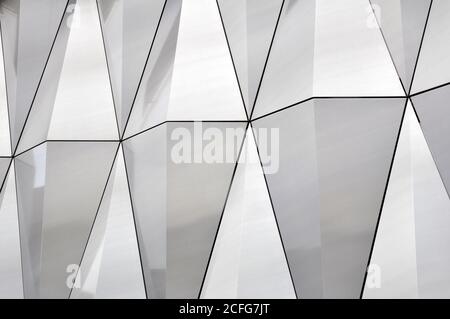 Superficie a specchio in acciaio inox con cristalli nella parete, decorazioni e riflessi. Sfondo in vetro astratto. Superficie poligonale. Foto Stock
