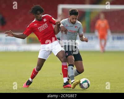 Macauley Bonne di Charlton Athletic (a sinistra) e la battaglia di Swindon Town per la palla durante la prima partita della Carabao Cup al County Ground, Swindon. Foto Stock