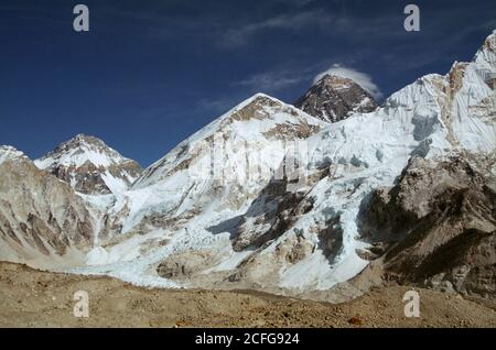 Il Nepal Khumbu Glacier -- Dic 2005 -- la parte superiore del ghiacciaio Khumbu, un popolare percorso di arrampicata per la vetta del Monte Everest (Superiore destro) questo ghiacciaio Foto Stock