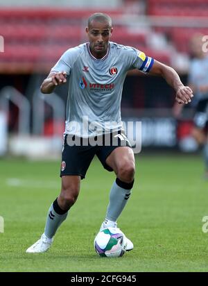 Darren Pratley di Charlton Athletic in azione durante la prima partita della Carabao Cup al County Ground, Swindon. Foto Stock