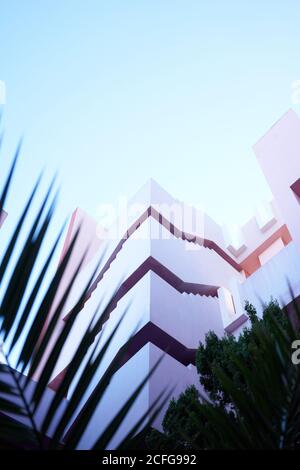 Costruzione tradizionale di colore rosa con scale Foto Stock