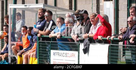 Hamworthy, Regno Unito. 5 settembre 2020. I tifosi tornano a guardare la squadra di calcio locale non di campionato Hamworthy United FC giocare contro il Christchurch FC nella loro partita di apertura della nuova stagione nella Sydenhams Premier League (Wessex), che comprende squadre nelle zone del Dorset, dell'Hampshire e del Wiltshire in Inghilterra. Credit: Richard Crease/Alamy Live News Foto Stock