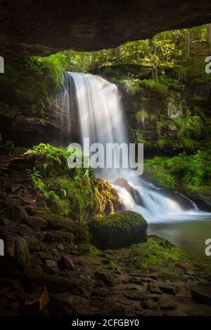 Incredibile bellezza della cascata panoramica chiamata Skok (il salto) nel villaggio sulla montagna vecchia chiamata Senokos, incorniciato da rocce e circondato da verde soleggiato pl Foto Stock